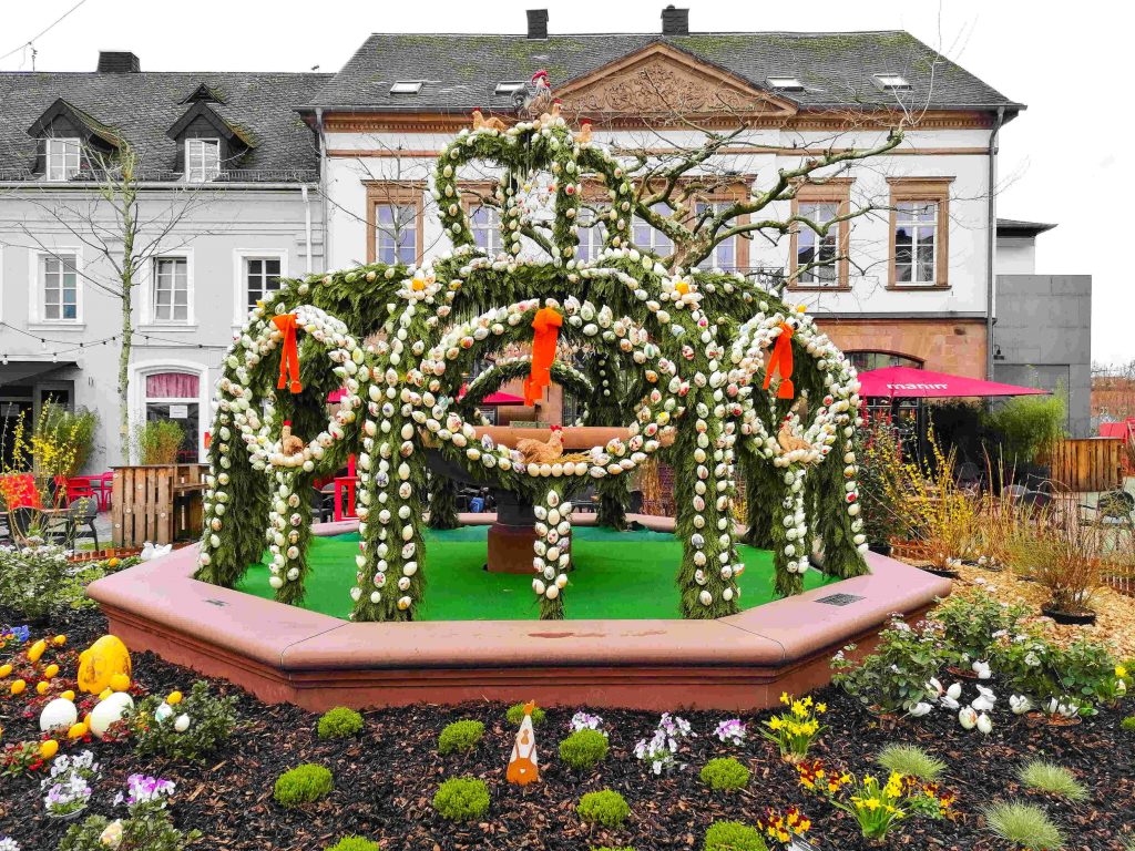 Zu sehen ist eine "Osterkrone" auf dem Schloßplatz in St. Wendel. Diese ist eine mehrere Meter hohe Krone geformt aus Zweigen und dekoriert mit zahllosen Ostereiern.